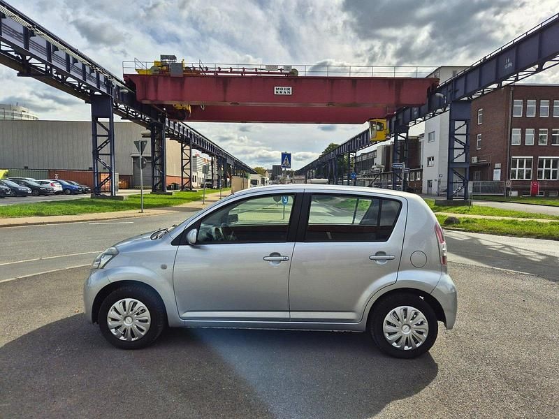 Silber Gebraucht 2007 Daihatsu Sirion Kleinwagen | 1.490 € (Guter Preis) - Bild 1/4