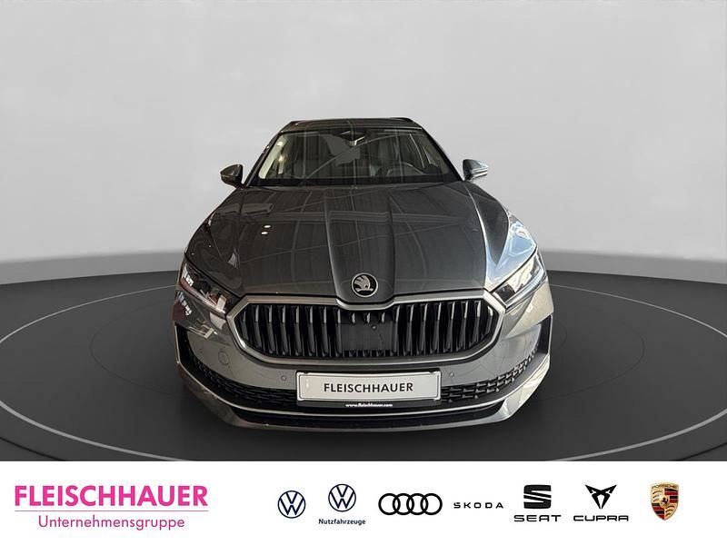 Neu Skoda Superb Selection 265 PS (194 kW) 2026 Grau Kombi