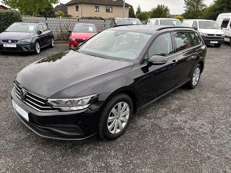Schwarz Gebraucht 2022 VW Passat Kombi | 23.990 € (Fairer Preis) - Bild 1/4
