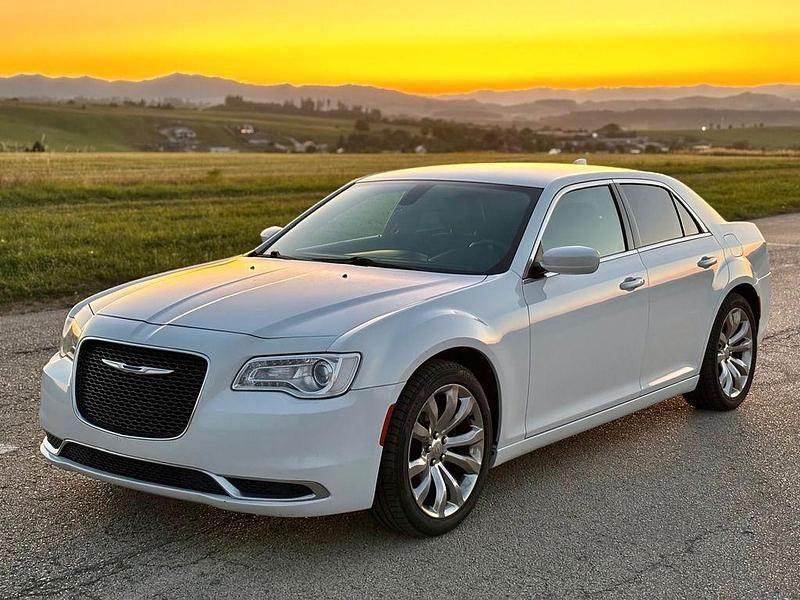 Weiß Gebraucht 2018 Chrysler 300 Limousine | 18.000 € - Bild 1/4
