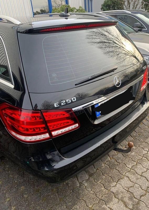 Gebraucht Mercedes E250 Elegance 204 PS (150 kW) 2013 Schwarz Kombi