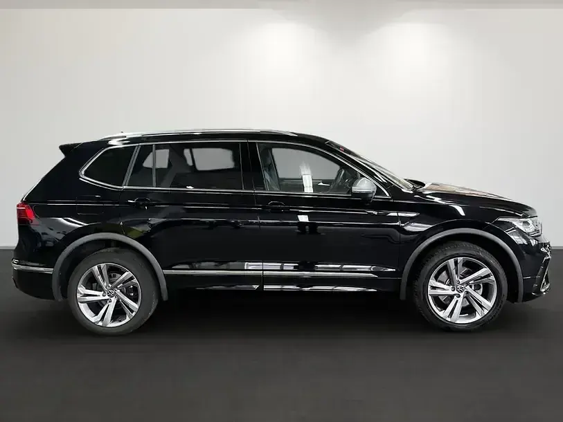 Gebraucht VW Tiguan Allspace R-line 200 PS (147 kW) 2022 Deep black perleffekt SUV