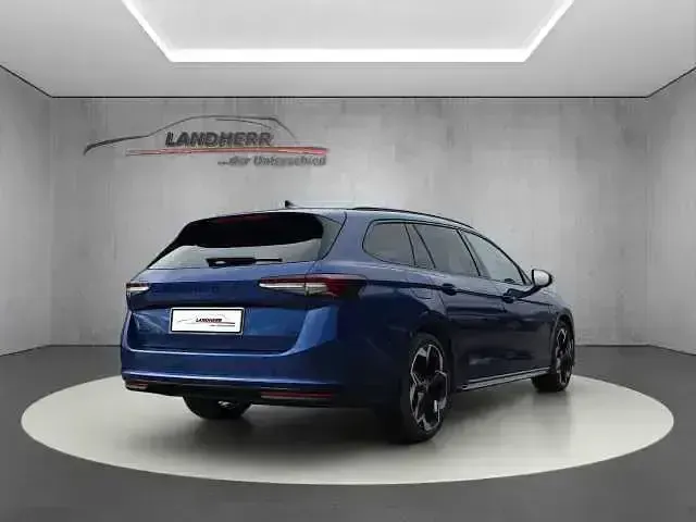 Neu Skoda Superb 193 PS (141 kW) 2025 Cobalt blau metallic Kombi