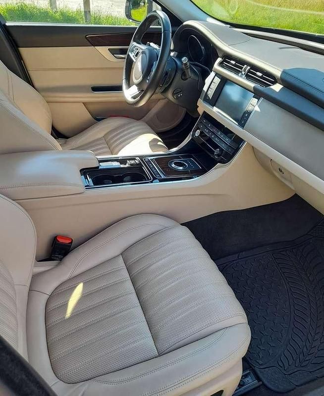 Gebraucht Jaguar XF Pure 200 PS (147 kW) 2018 Beige Limousine