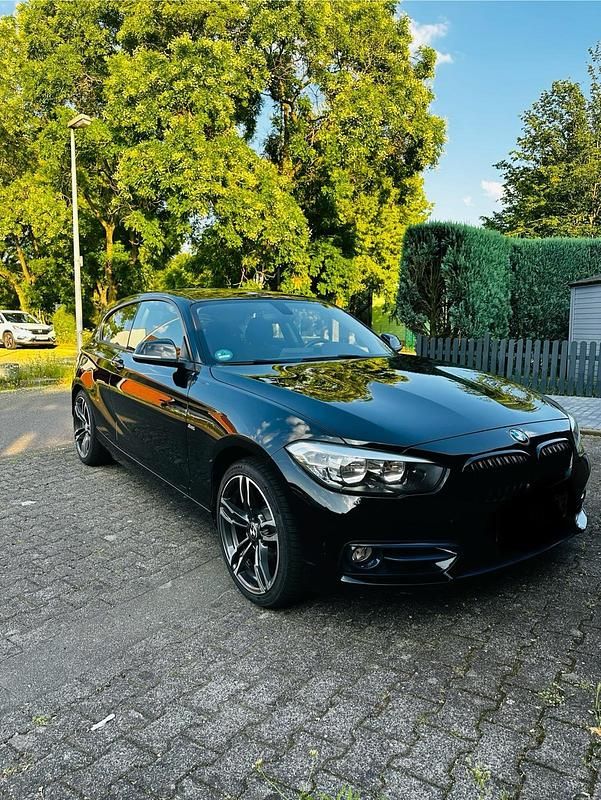Schwarz Gebraucht 2016 BMW 120 Sport Line Kleinwagen | 17.900 € (Etwas zu teuer) - Bild 1/4