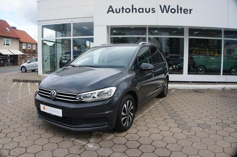 Uranograu Gebraucht 2022 VW Touran Active Van / Kleinbus | 19.760 € (Fairer Preis) - Bild 1/4