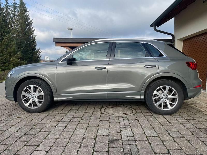 Grau Gebraucht 2020 Audi Q3 Advanced SUV | 31.900 € (Fairer Preis) - Bild 1/4