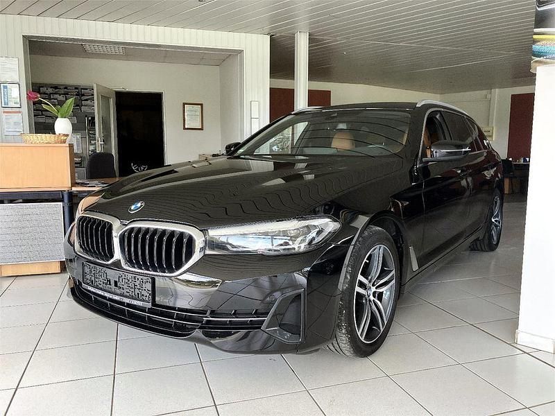 Schwarz Gebraucht 2022 BMW 520 Sport Line Limousine | 28.975 € (Superpreis) - Bild 1/4