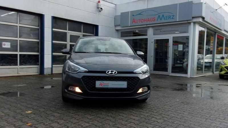 Grau Gebraucht 2017 Hyundai i20 Trend Limousine | 12.850 € (Fairer Preis) - Bild 1/4