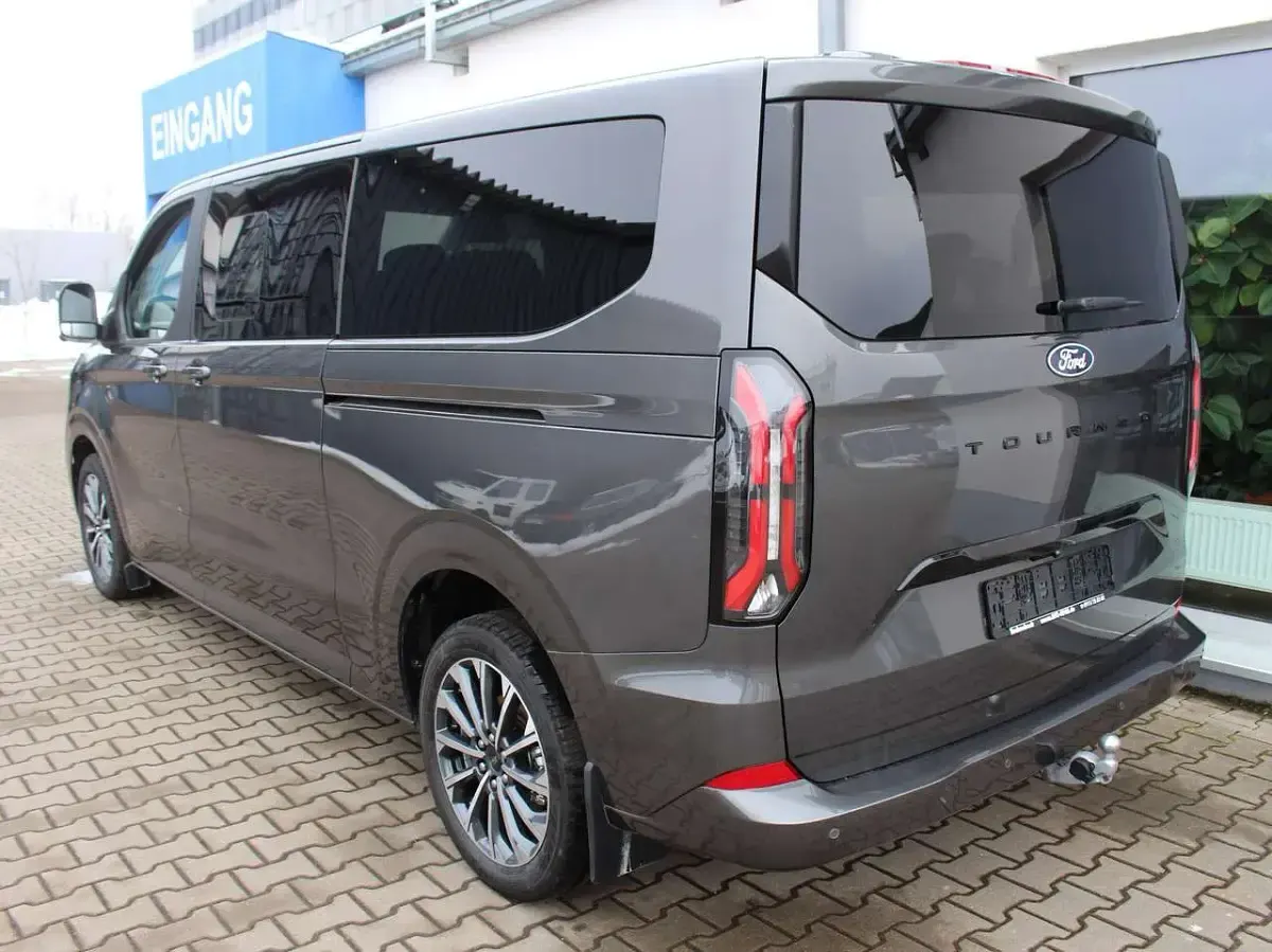 Neu Ford Tourneo Titanium 150 PS (110 kW) 2025 Magnetic grau Van / Kleinbus