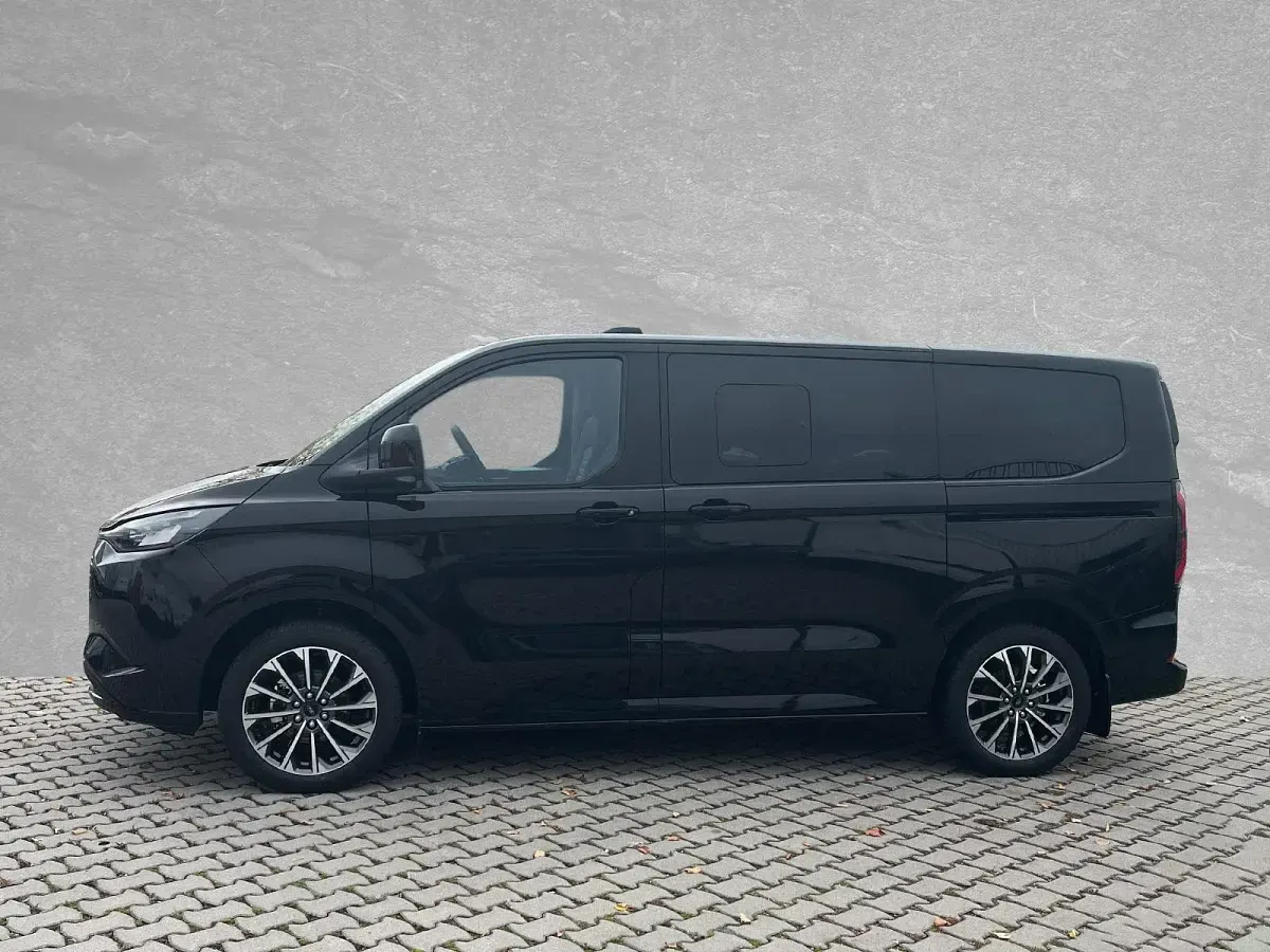Gebraucht Ford Tourneo Custom Titanium X 160 kW (218 PS) 2025 Agate black metallic Van