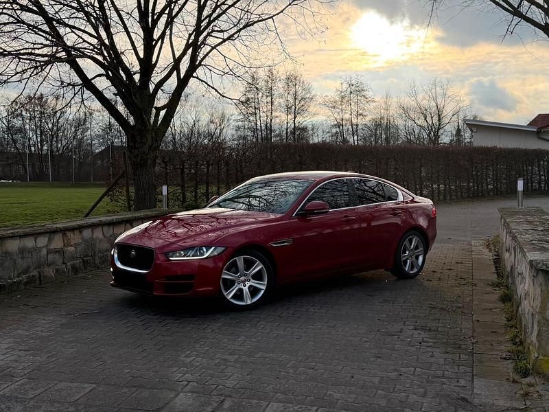 Rot Gebraucht 2016 Jaguar XE Limousine | 10.499 € (Guter Preis) - Bild 1/4