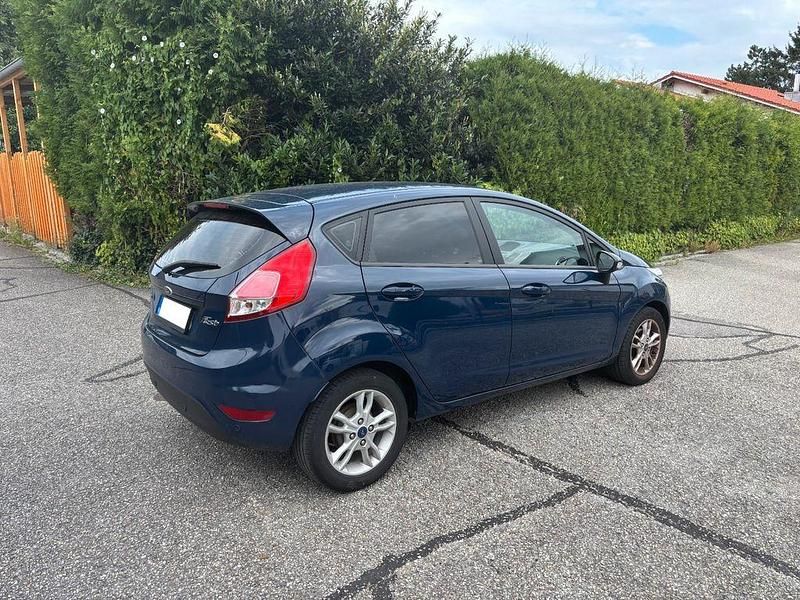 Gebraucht Ford Fiesta Trend 101 PS (74 kW) 2016 Blau Limousine