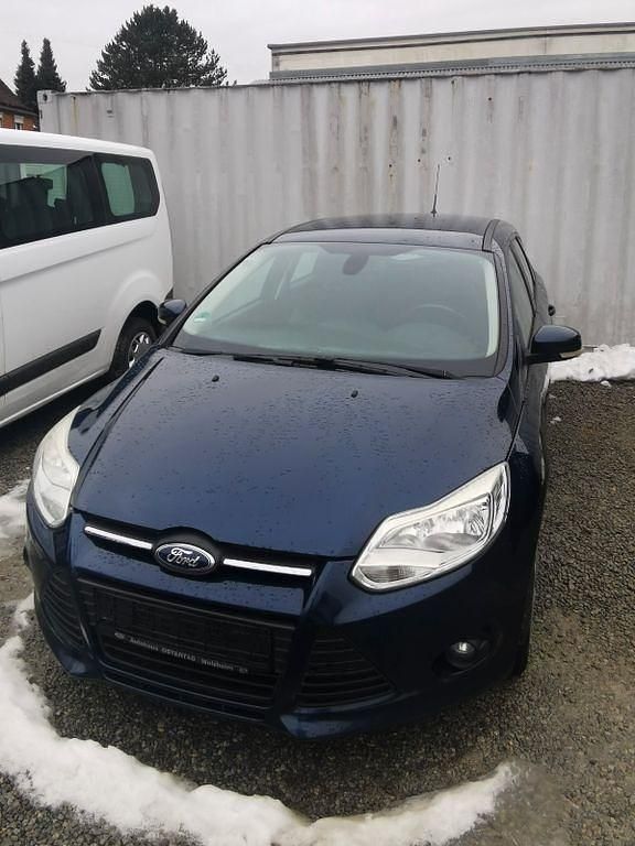 Blau Gebraucht 2012 Ford Focus Trend Limousine | 3.500 € (Etwas zu teuer) - Bild 1/4