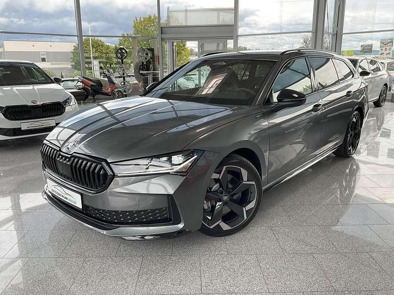 Graphitegrau metallic Neu 2025 Skoda Superb SportLine Kombi | 49.890 € (Teuer) - Bild 1/4