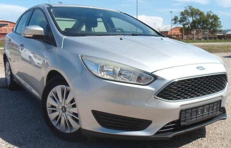 Polarsilber metallic Gebraucht 2016 Ford Focus Trend Limousine | 11.900 € (Fairer Preis) - Bild 1/4
