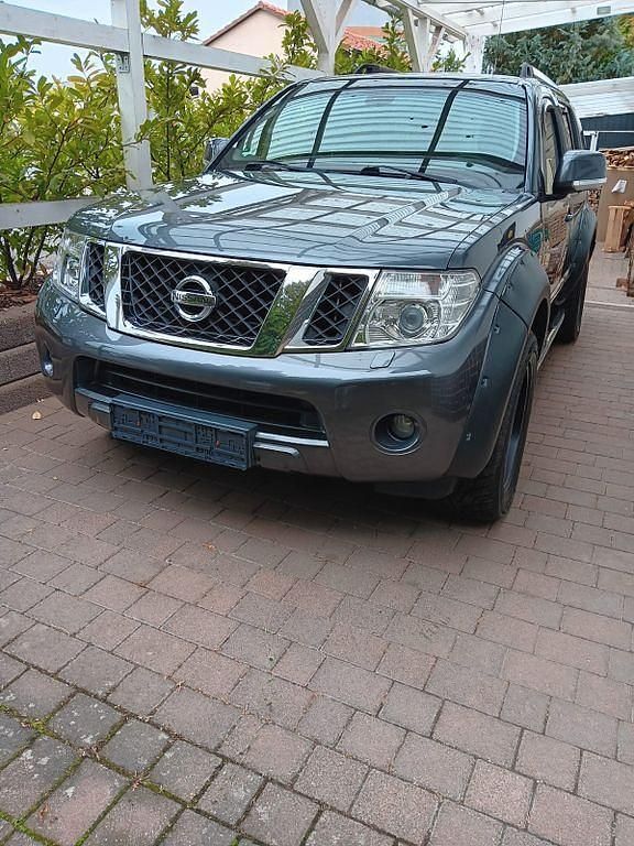 Grau Gebraucht 2011 Nissan Pathfinder SUV | 9.300 € (Fairer Preis) - Bild 1/4