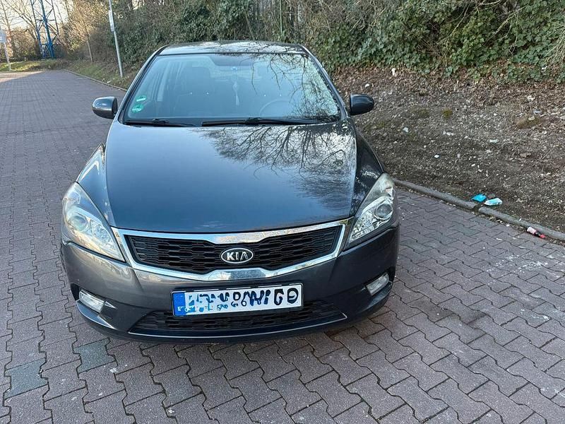 Gebraucht Kia Ceed Spirit 125 PS (91 kW) 2011 Grau Kleinwagen