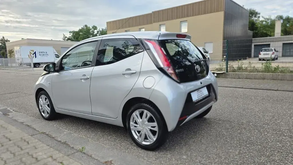 Gebraucht Toyota Aygo Edition-S 69 PS (50 kW) 2017 Silber Kleinwagen