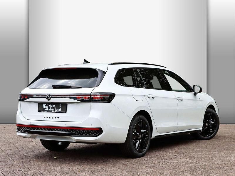 Gebraucht VW Passat R-line 177 PS (130 kW) 2025 Oryxweiß perlmutteffekt Kombi