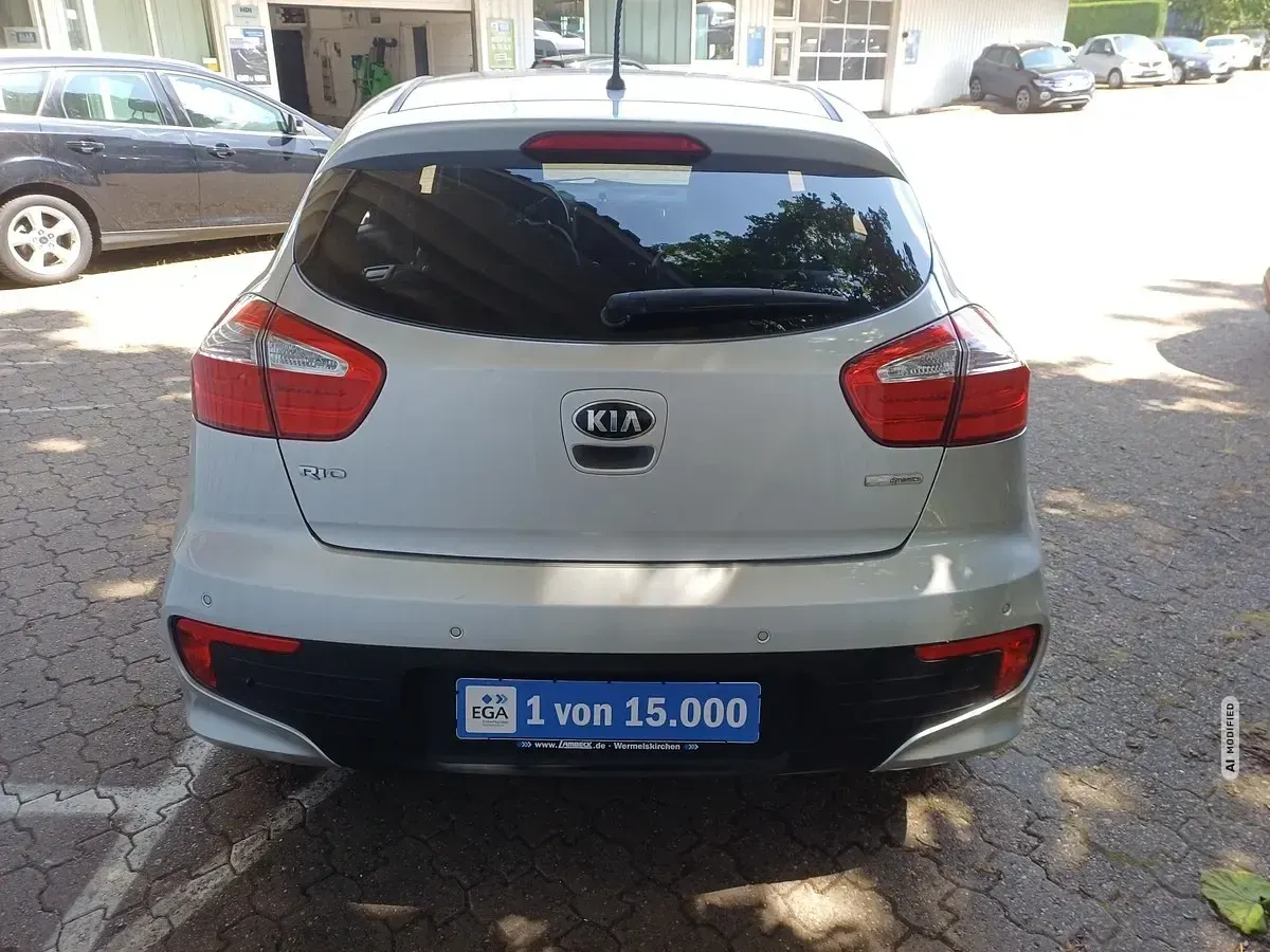 Gebraucht Kia Rio Spirit 90 PS (66 kW) 2015 Silber metallic