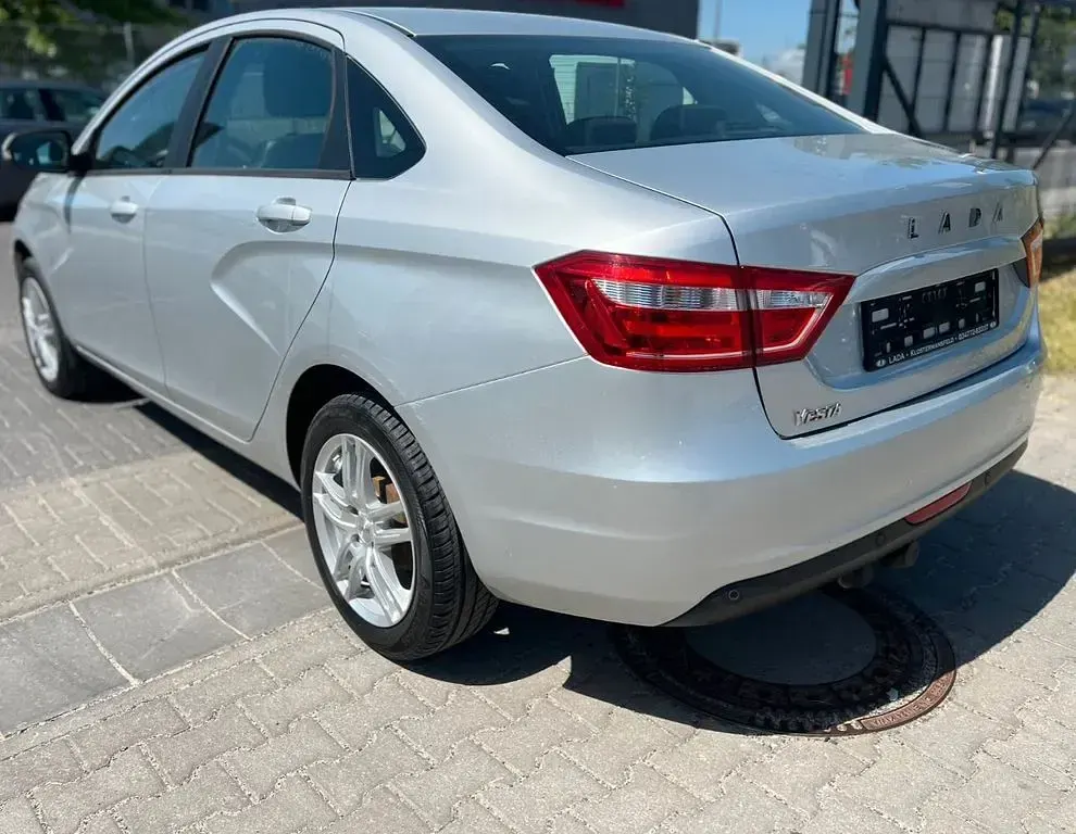 Gebraucht Lada Vesta 106 PS (77 kW) 2019 Silber Limousine