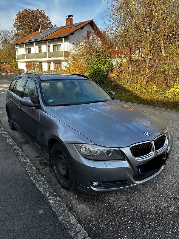 Gebraucht BMW 318 143 PS (105 kW) 2012 Grau Kombi