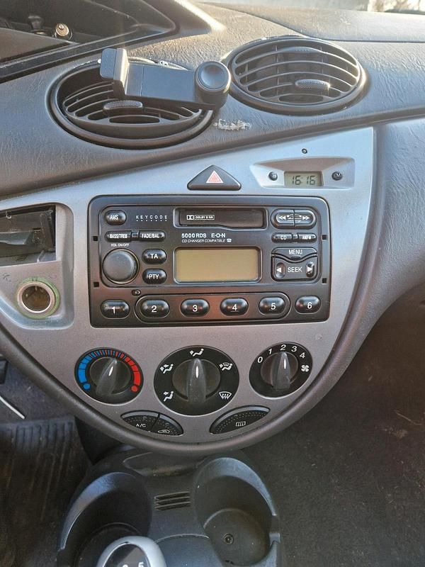 Second-hand Ford Focus 100 CP (73 kW) 1999 Albastru Hatchback