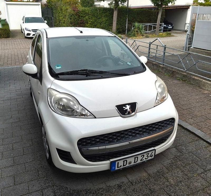 Weiß Gebraucht 2011 Peugeot 107 Filou Kleinwagen | 3.999 € (Fairer Preis) - Bild 1/4