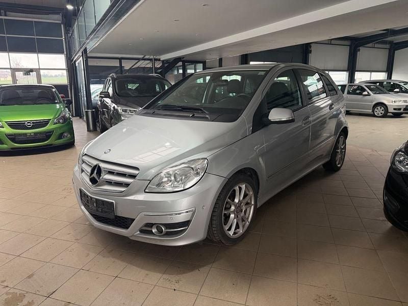 Gebraucht Mercedes B200 140 PS (102 kW) 2011 Silber Van / Kleinbus