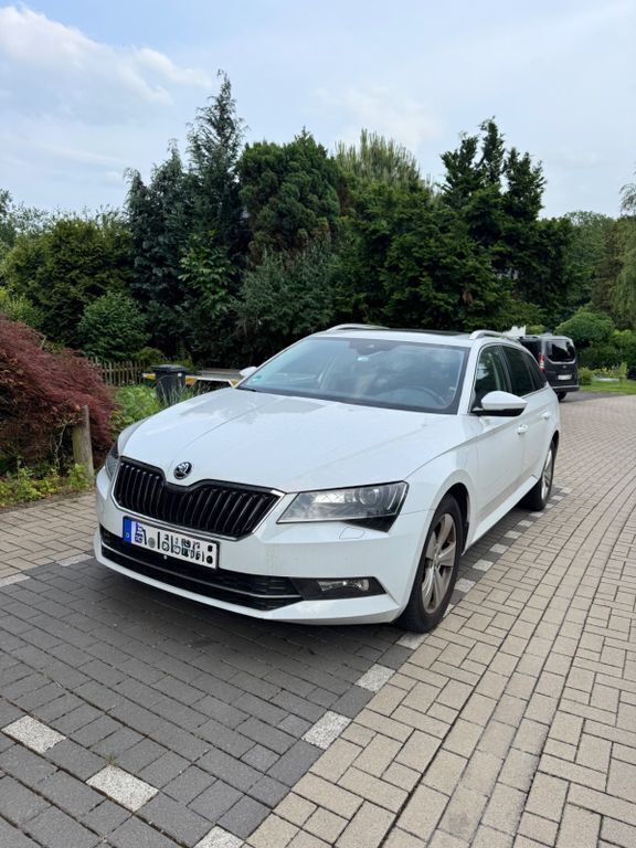 Weiß Gebraucht 2018 Skoda Superb Style Kombi | 15.500 € (Superpreis) - Bild 1/4