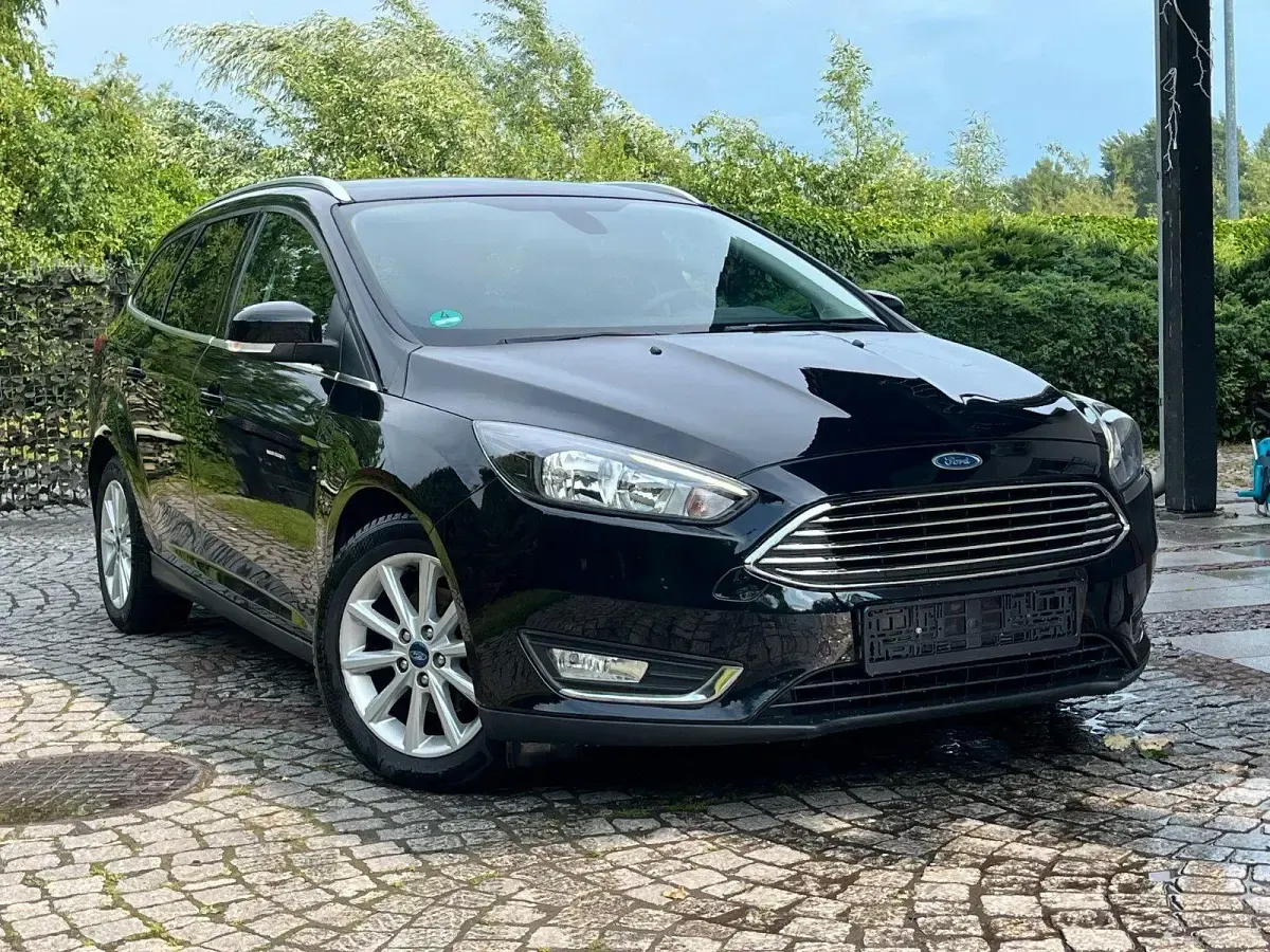 Gebraucht Ford Focus Titanium 125 PS (91 kW) 2017 Schwarz Kombi