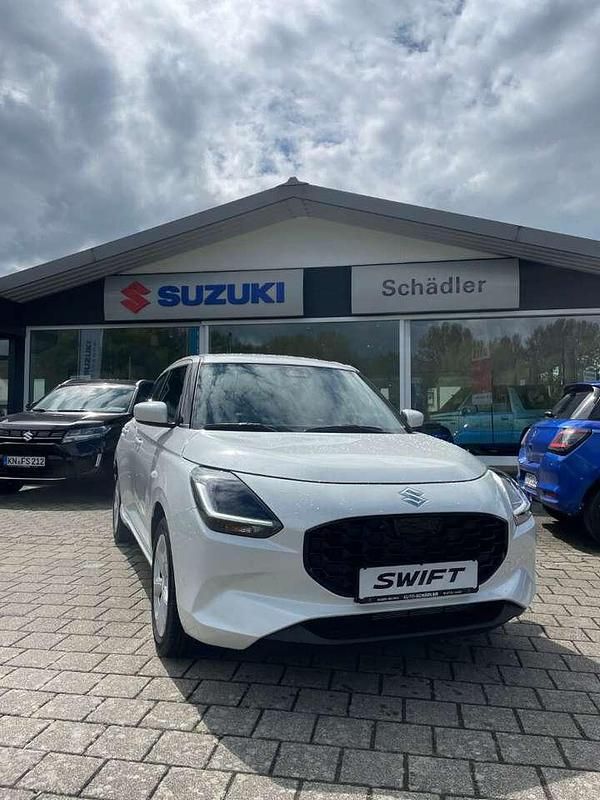 Weiß Neu 2025 Suzuki Swift Comfort Kleinwagen | 19.290 € - Bild 1/4