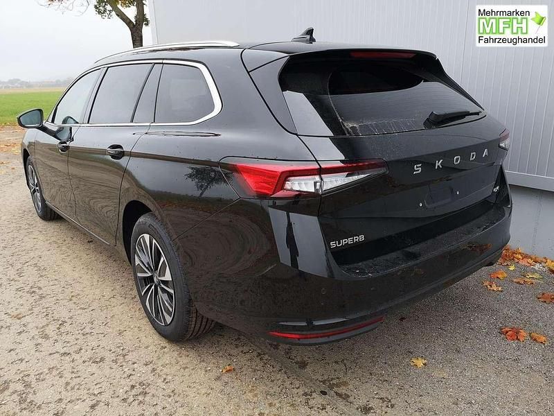 Neu Skoda Superb Selection 193 PS (141 kW) 2025 Ebonyschwarz metallic Kombi