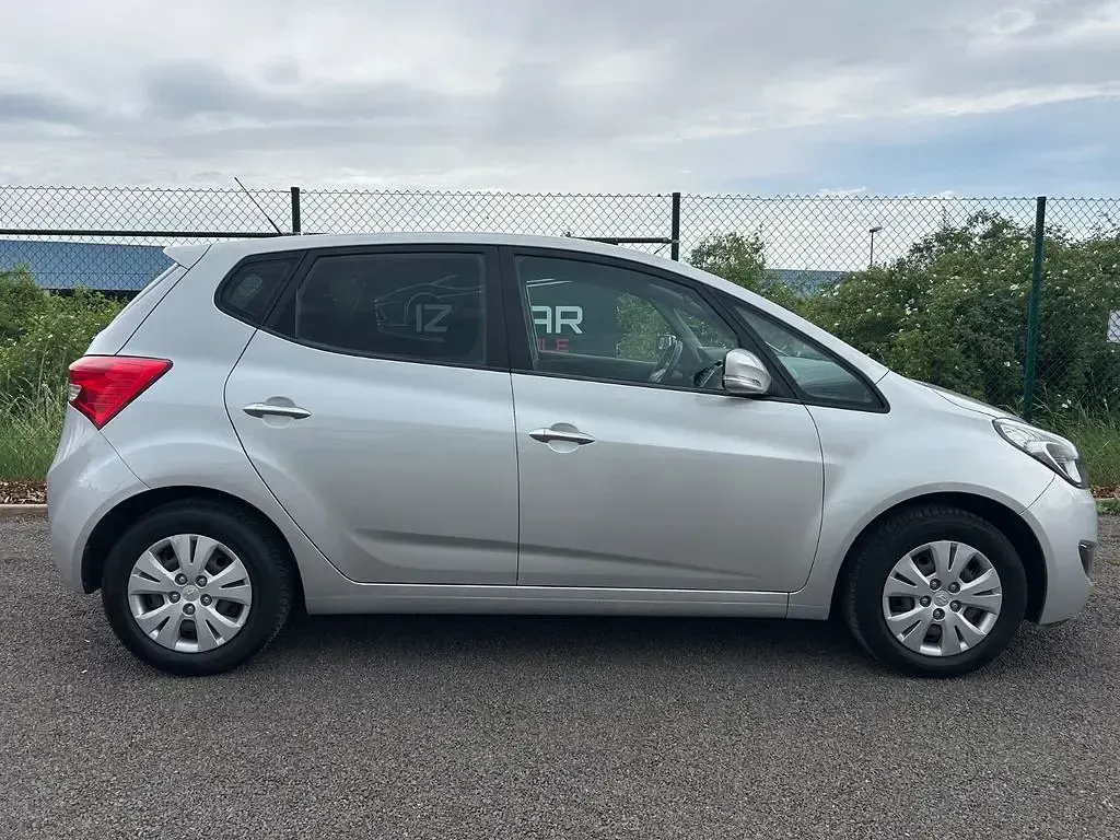 Gebraucht Hyundai ix20 90 PS (66 kW) 2012 Silber Kleinwagen