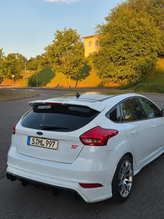Gebraucht Ford Focus ST 250 PS (183 kW) 2017 Weiß Limousine
