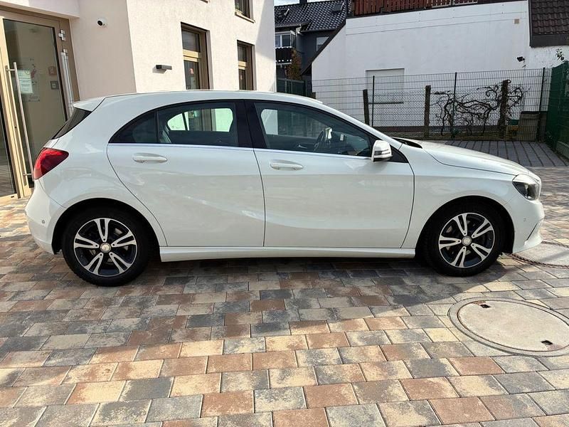 Gebraucht Mercedes A180 122 PS (89 kW) 2016 Weiß Limousine