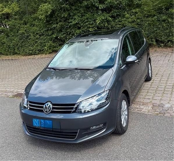 Grau Gebraucht 2018 VW Sharan Comfortline Van / Kleinbus | 21.950 € (Etwas zu teuer) - Bild 1/4