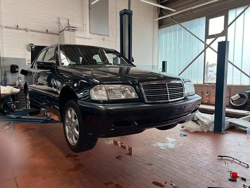 Schwarz Gebraucht 1998 Mercedes C180 Classic Limousine | 2.200 € (Fairer Preis) - Bild 1/4
