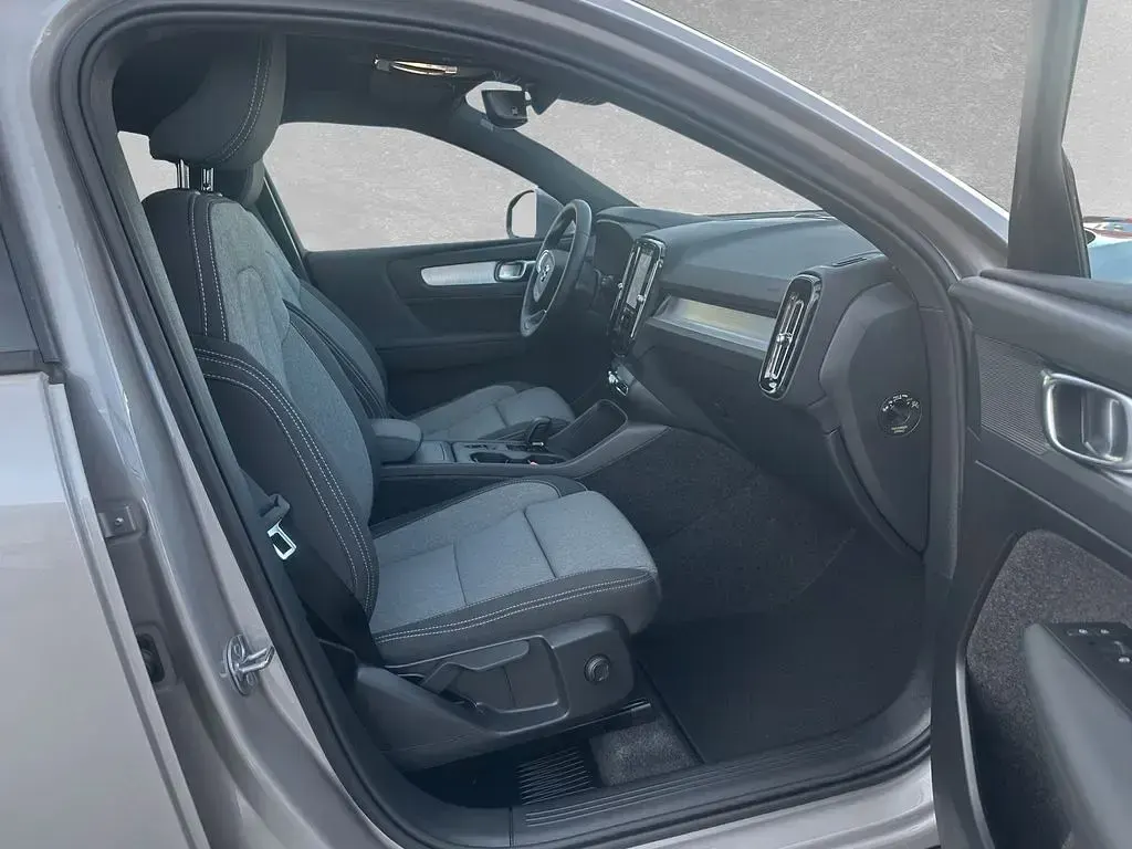 Nowe Volvo XC40 Core 163 KM (119 kW) 2025 Srebrny SUV