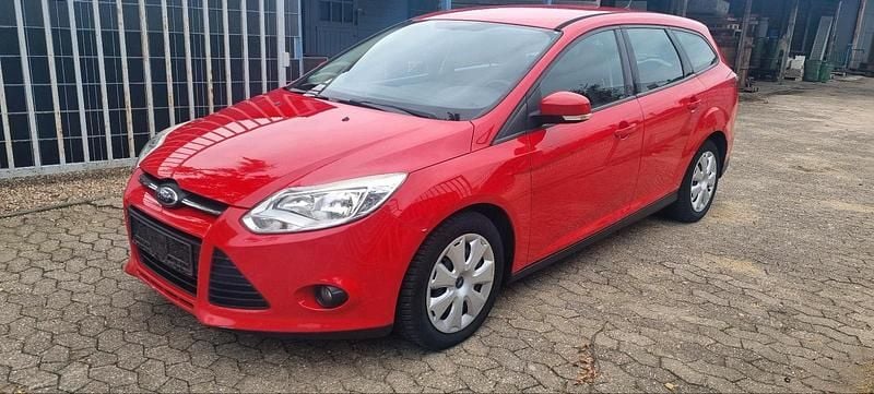 Rot Gebraucht 2011 Ford Focus Kombi | 2.950 € (Fairer Preis) - Bild 1/4