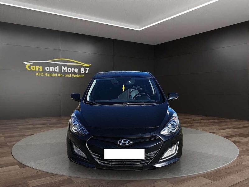 Gebraucht Hyundai i30 Trend 90 PS (66 kW) 2013 Phantom black / mic Kleinwagen