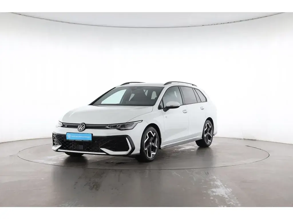 Gebraucht VW Golf VIII R-line 150 PS (110 kW) 2025 Oryxweiß perlmuteffekt Kombi