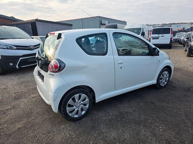 Gebraucht Toyota Aygo Cool 68 PS (50 kW) 2012 Weiß Kleinwagen