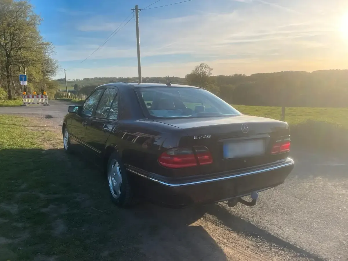 Gebraucht Mercedes E240 170 PS (125 kW) 2001 Violet Limousine