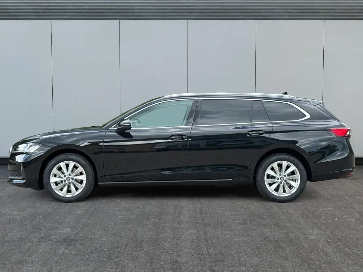 Neu Skoda Superb Selection 150 PS (110 kW) 2026 Onyxschwarz metallic Kombi
