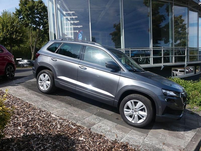 Grau Gebraucht 2024 Skoda Karoq Drive SUV | 39.600 € (Teuer) - Bild 1/4