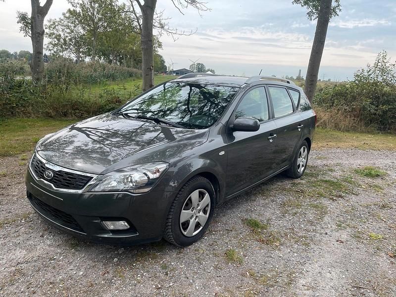 Grau Gebraucht 2011 Kia Ceed Kombi | 3.500 € (Guter Preis) - Bild 1/4