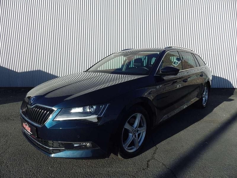 Lavablau metallic Gebraucht 2019 Skoda Superb Premium Edition Kombi | 16.850 € (Superpreis) - Bild 1/4