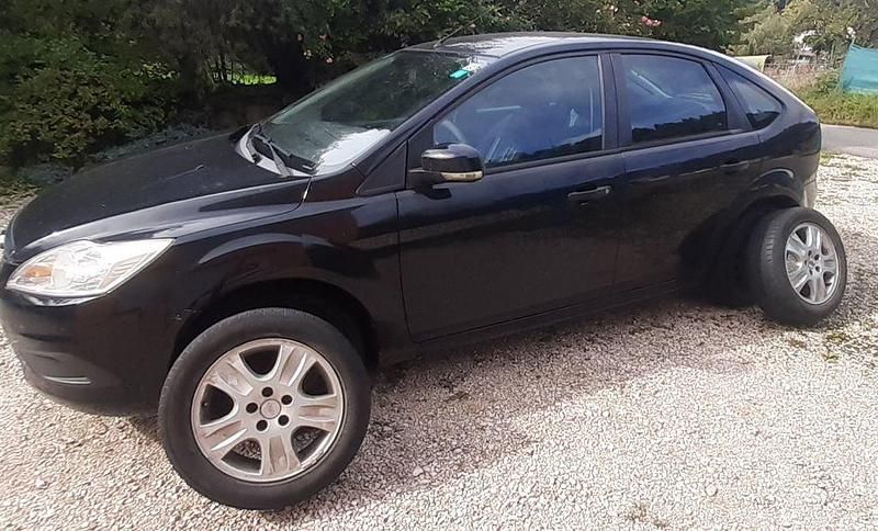 Schwarz Gebraucht 2010 Ford Focus Limousine | 1.250 € (Superpreis) - Bild 1/4